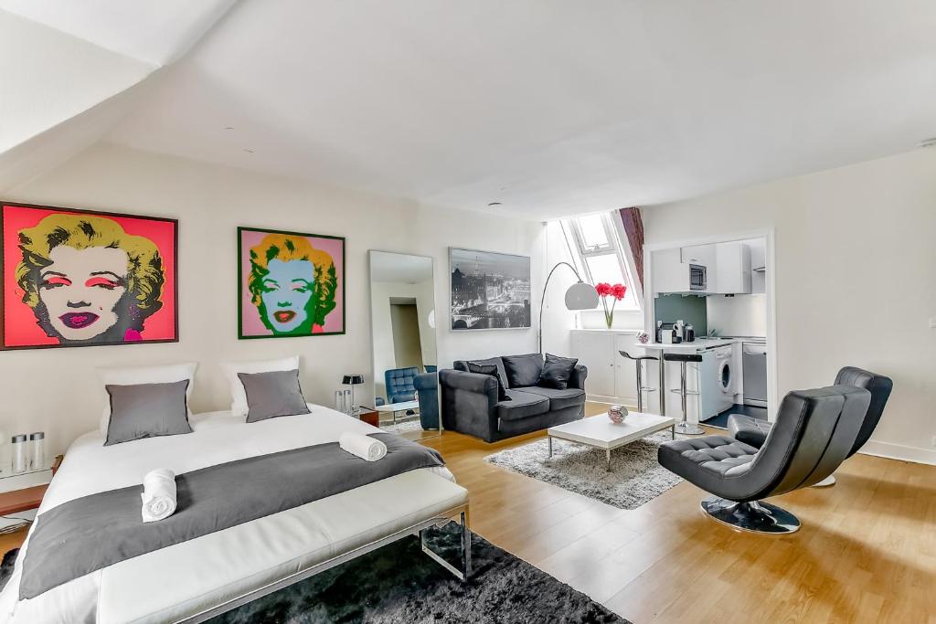 パリにあるLove Nest in Saint-Michelのベッドルーム1室(ベッド1台付)、リビングルームが備わります。