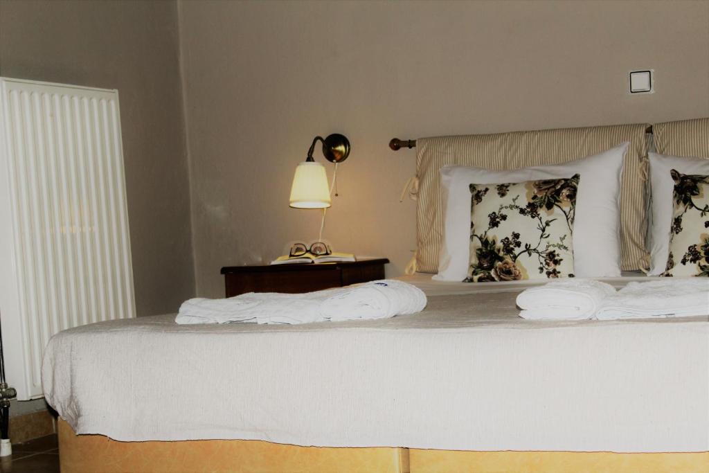 sypialnia z łóżkiem z 2 poduszkami i lampką w obiekcie Mirthios Felicity Apartment w mieście Plakias