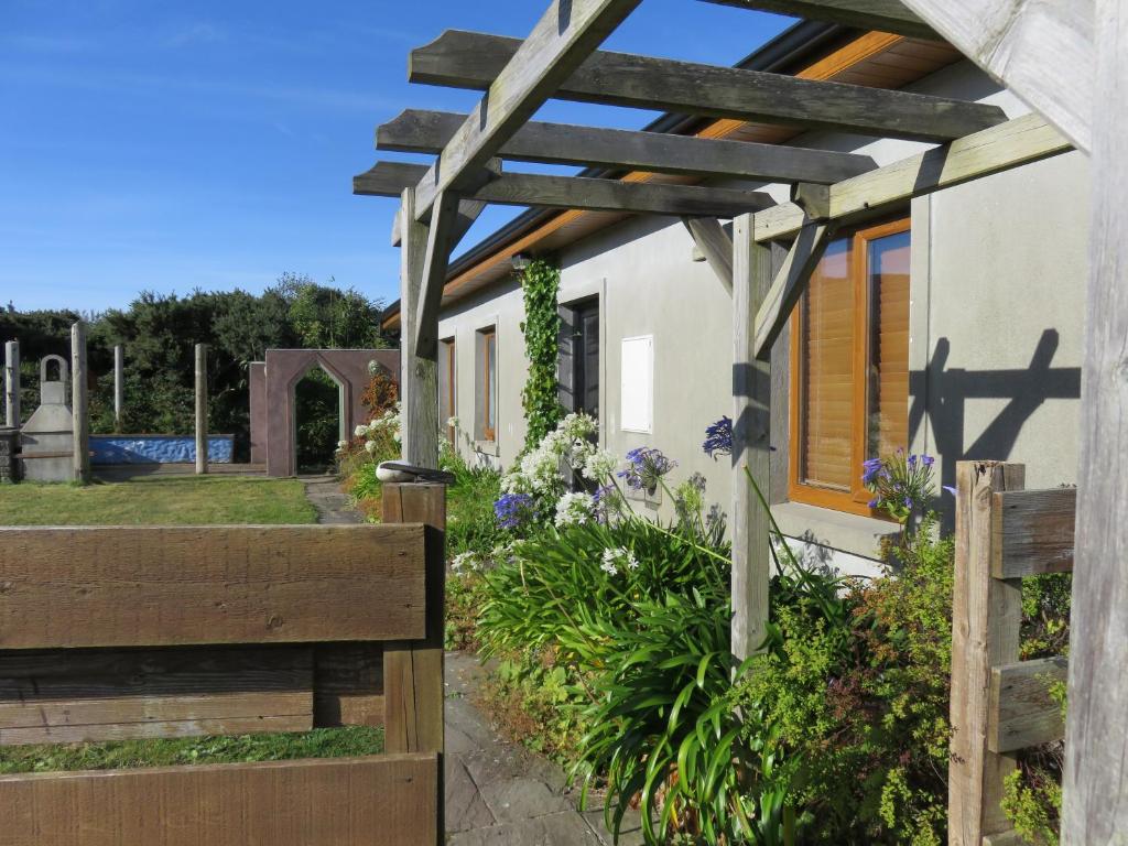 Zahrada ubytování House with sea views close to Beach with WiFi and large kitchen and dining
