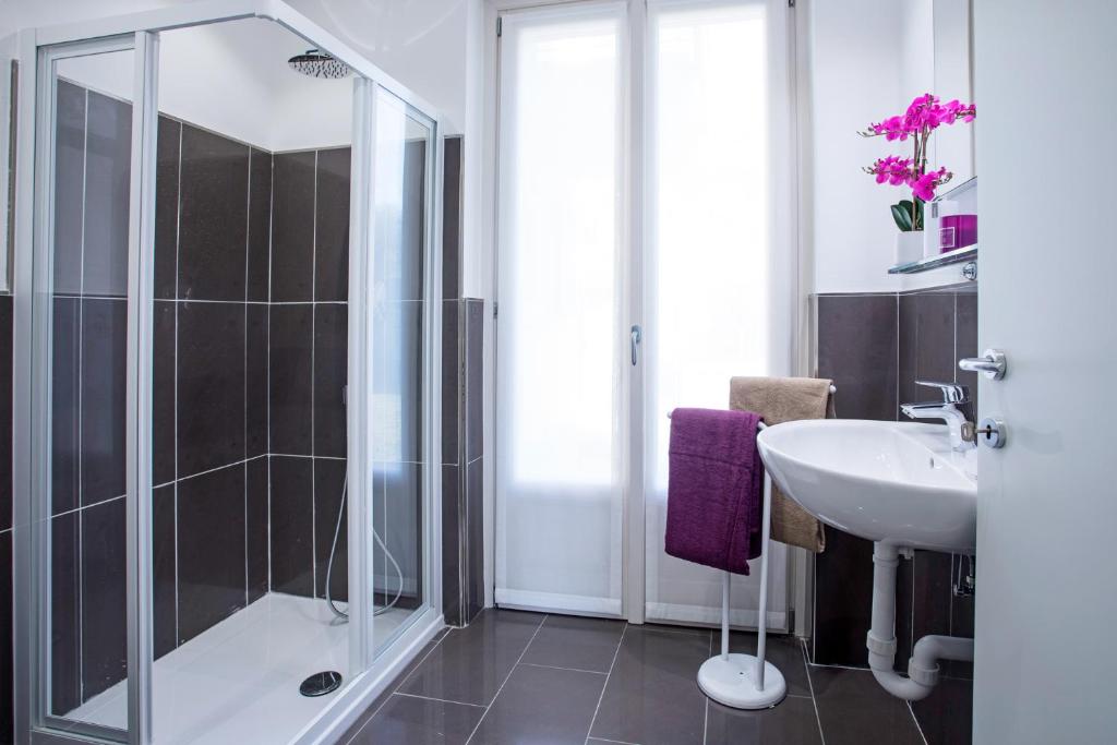 Koupelna v ubytování Ossuccio Grande C home with pool sleeps 12 by Italian Apartments
