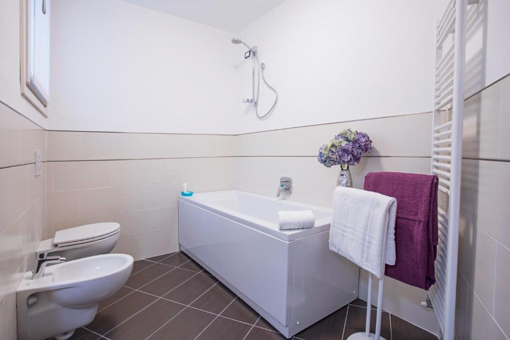 Koupelna v ubytování Ossuccio Grande C home with pool sleeps 12 by Italian Apartments