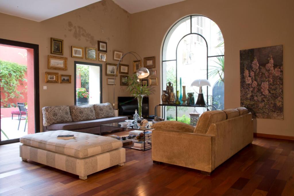 a living room with two couches and a table at Les Chambres de l'Abbaye in Marseille