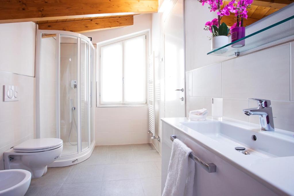 Koupelna v ubytování Ossuccio Grande C home with pool sleeps 12 by Italian Apartments
