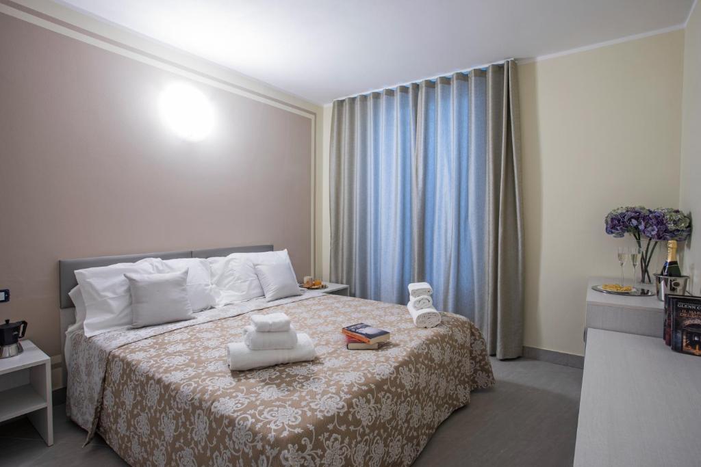 Postel nebo postele na pokoji v ubytování Ossuccio Grande C home with pool sleeps 12 by Italian Apartments