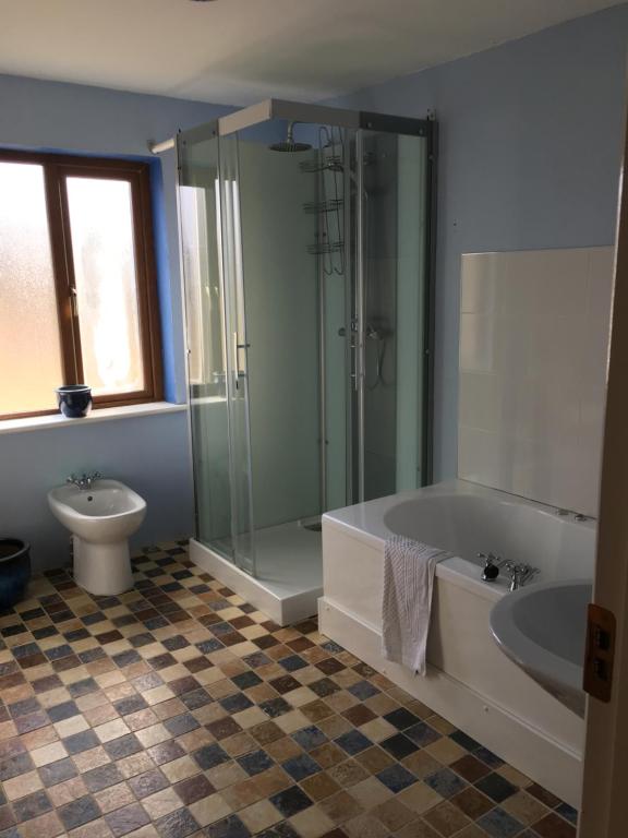 Koupelna v ubytování House with sea views close to Beach with WiFi and large kitchen and dining