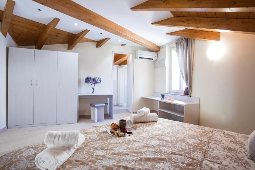 Postel nebo postele na pokoji v ubytování Ossuccio Grande C home with pool sleeps 12 by Italian Apartments