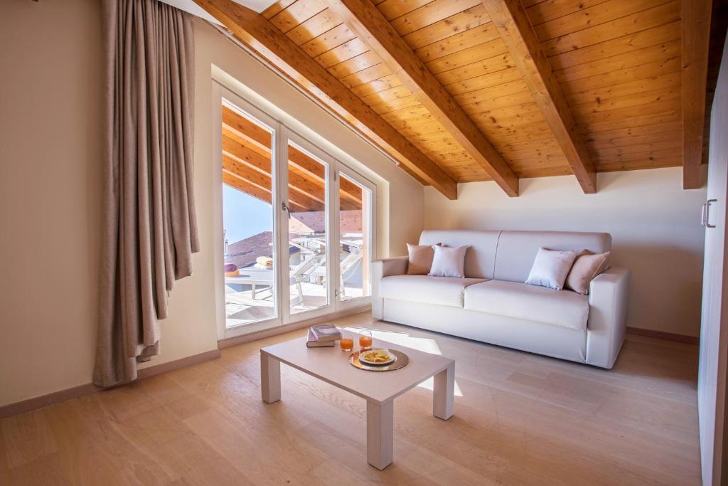 Posezení v ubytování Ossuccio Grande C home with pool sleeps 12 by Italian Apartments