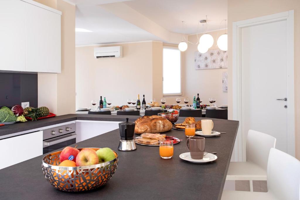 Kuchyň nebo kuchyňský kout v ubytování Ossuccio Grande C home with pool sleeps 12 by Italian Apartments