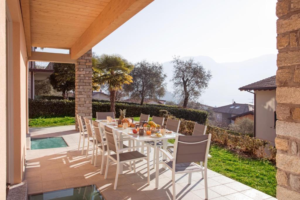 Patio nebo venkovní prostory v ubytování Ossuccio Grande C home with pool sleeps 12 by Italian Apartments