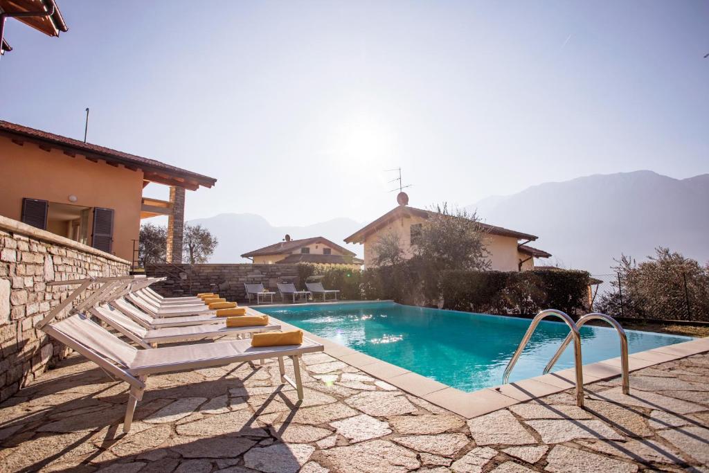 Bazén v ubytování Ossuccio Grande C home with pool sleeps 12 by Italian Apartments nebo v jeho okolí