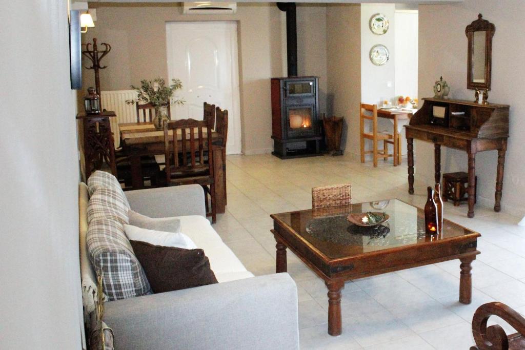 salon z kanapą i stołem w obiekcie Mirthios Felicity Apartment w mieście Plakias