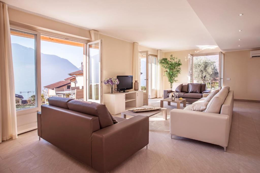 Posezení v ubytování Ossuccio Grande C home with pool sleeps 12 by Italian Apartments