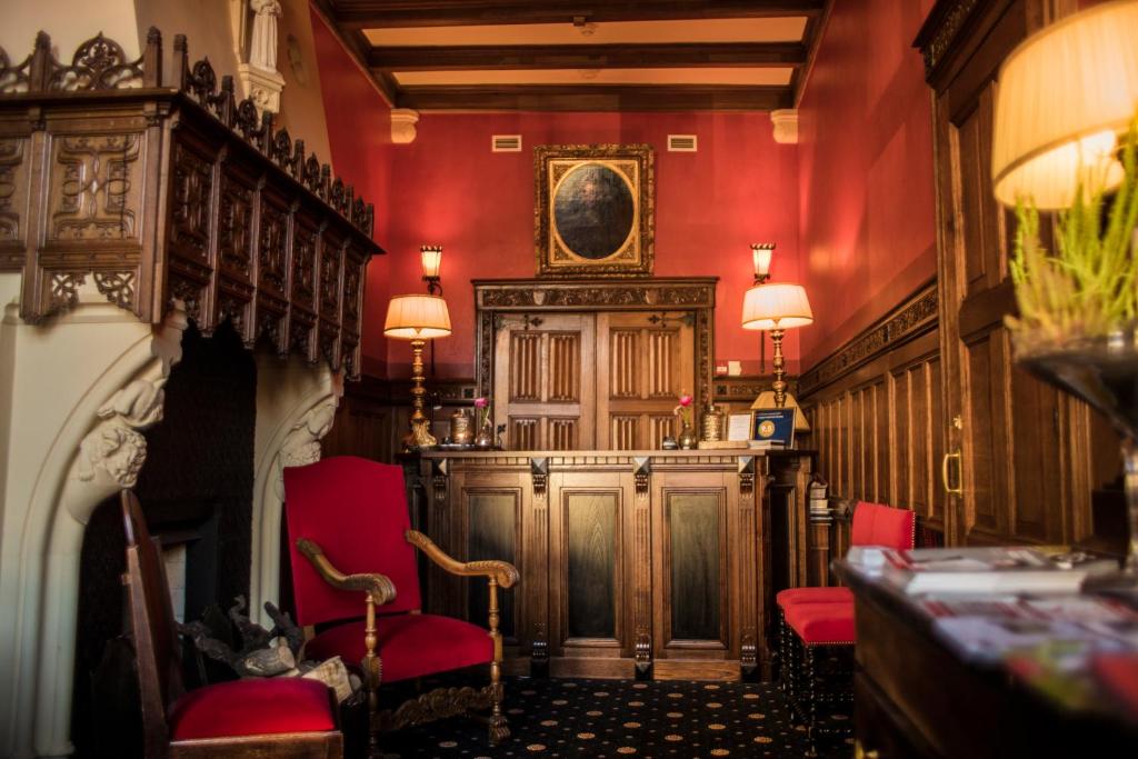 Een zitgedeelte bij Grand Boutique Hotel-Restaurant Huis Vermeer