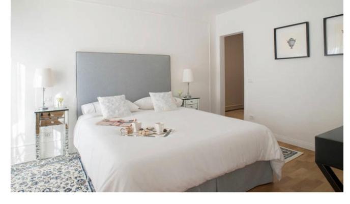 フィレンツェにあるザ ゴールデン ツリーのベッドルーム(キャンドル付きの白い大型ベッド1台付)