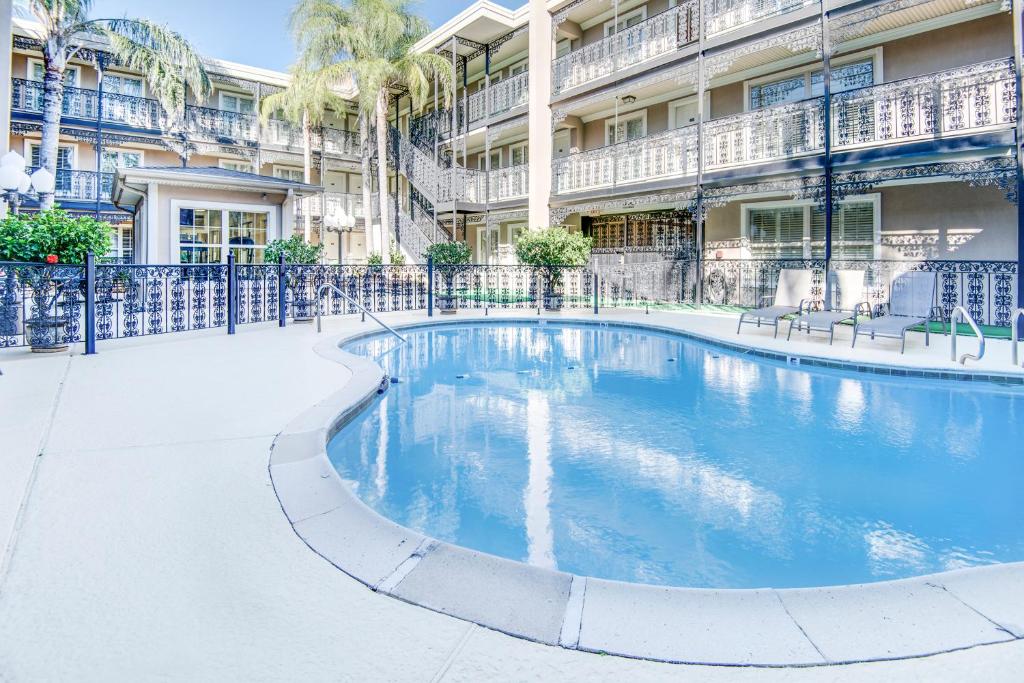 una piscina di fronte a un edificio di LA Plaza Apartments a Metairie