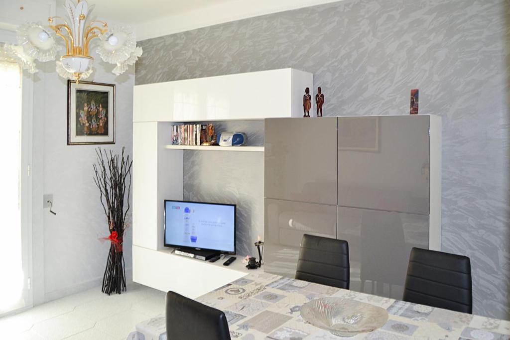 jadalnia ze stołem i telewizorem w obiekcie La Casa di Nonna Francesca w mieście San Ferdinando di Puglia