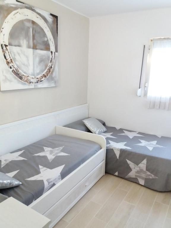 a bedroom with a bed with stars on it at Apartamento Torre Sant Salvador in Comarruga