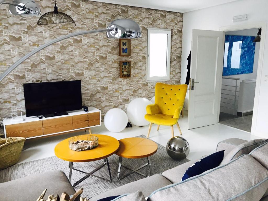 sala de estar con sofá y TV en Txobe Apartment, en Elanchove