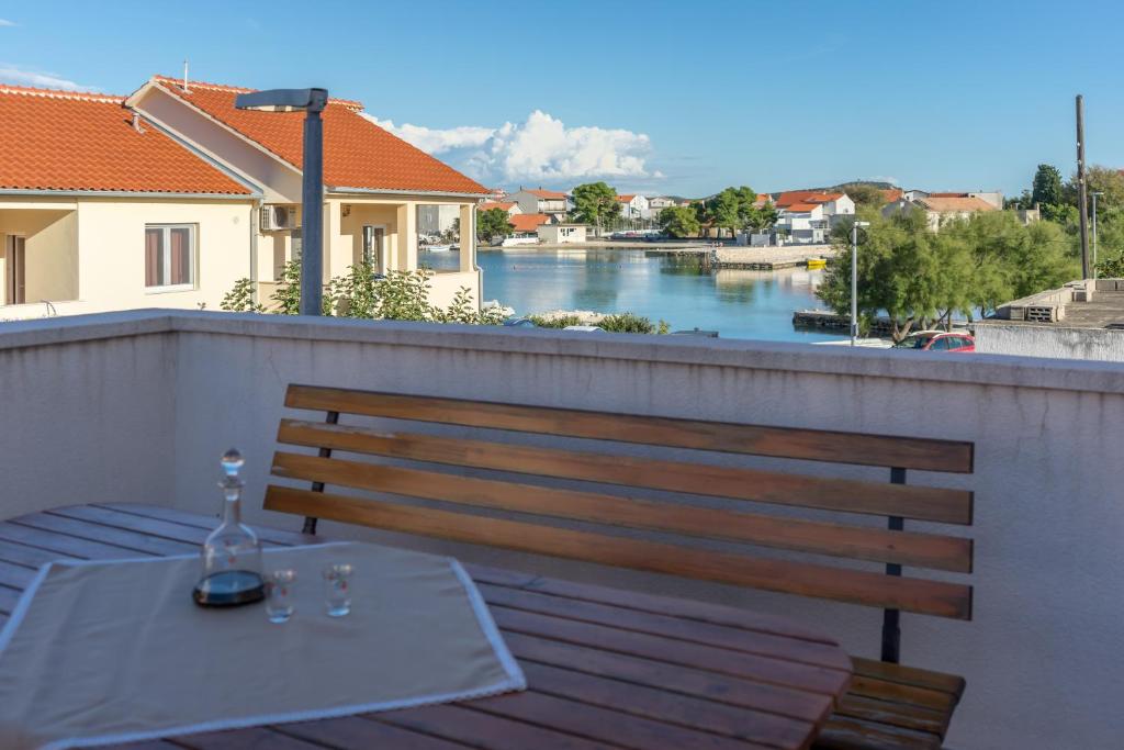 Výhled na řeku, která protéká v blízkosti apartmánu