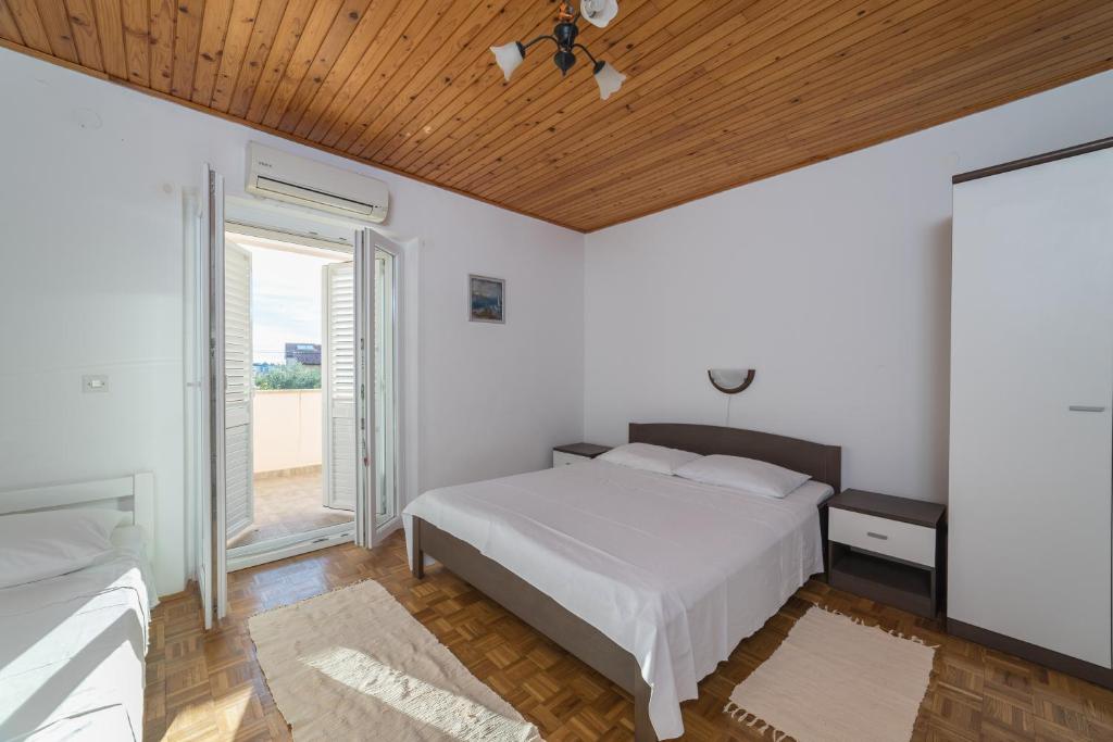 Postel nebo postele na pokoji v ubytování Apartments Jakovčev