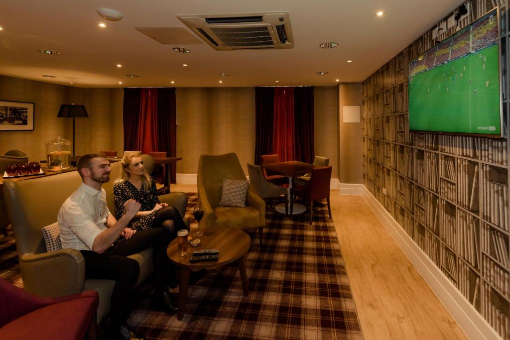 TV a/nebo společenská místnost v ubytování Leopold Hotel