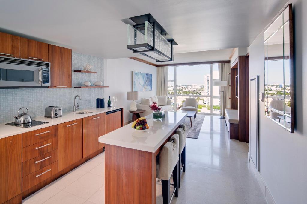 Kuchyň nebo kuchyňský kout v ubytování Carillon Miami Wellness Resort
