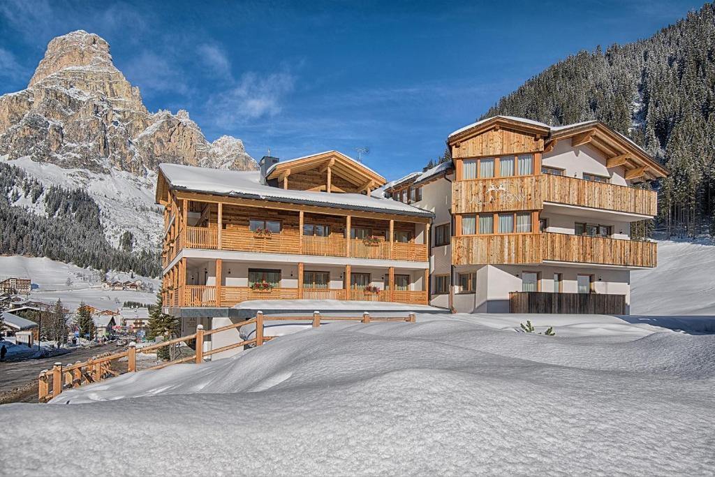 Nespecifikovaný výhled na hory nebo výhled na hory při pohledu z hotelu