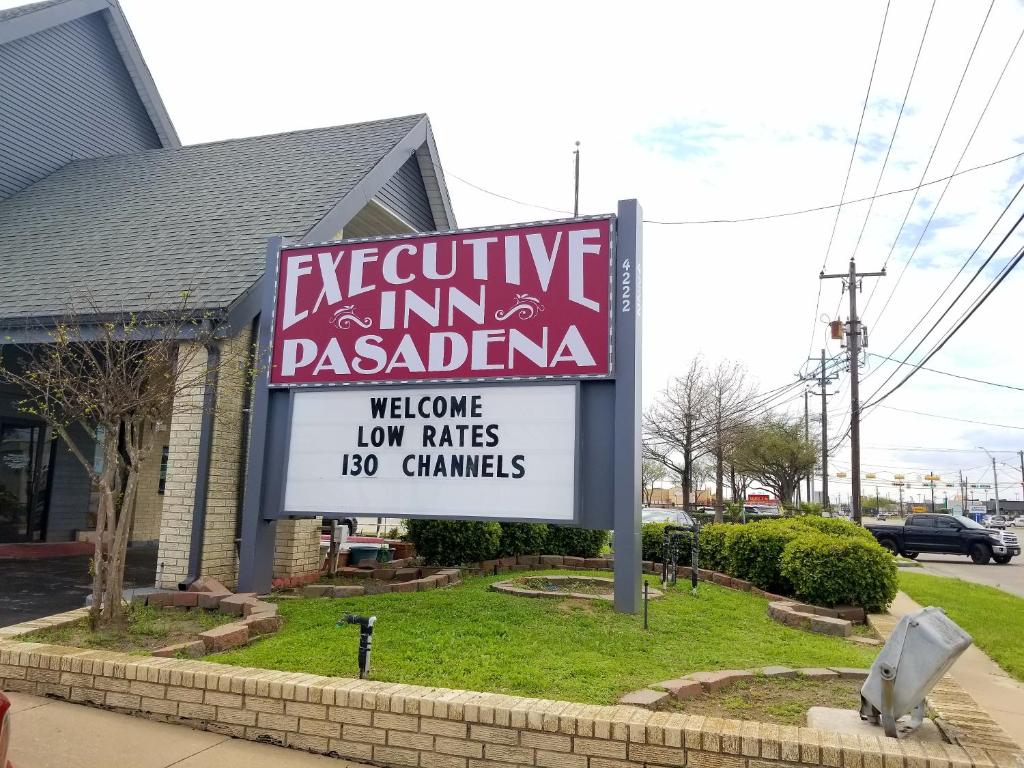 a sign in front of a pizza restaurant at Executive Inn Pasadena in Pasadena