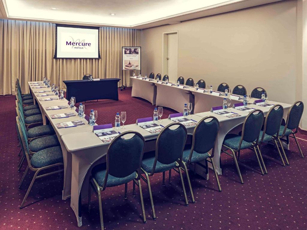 Área de negócios e/ou sala de conferências em Mercure Joinville Prinz