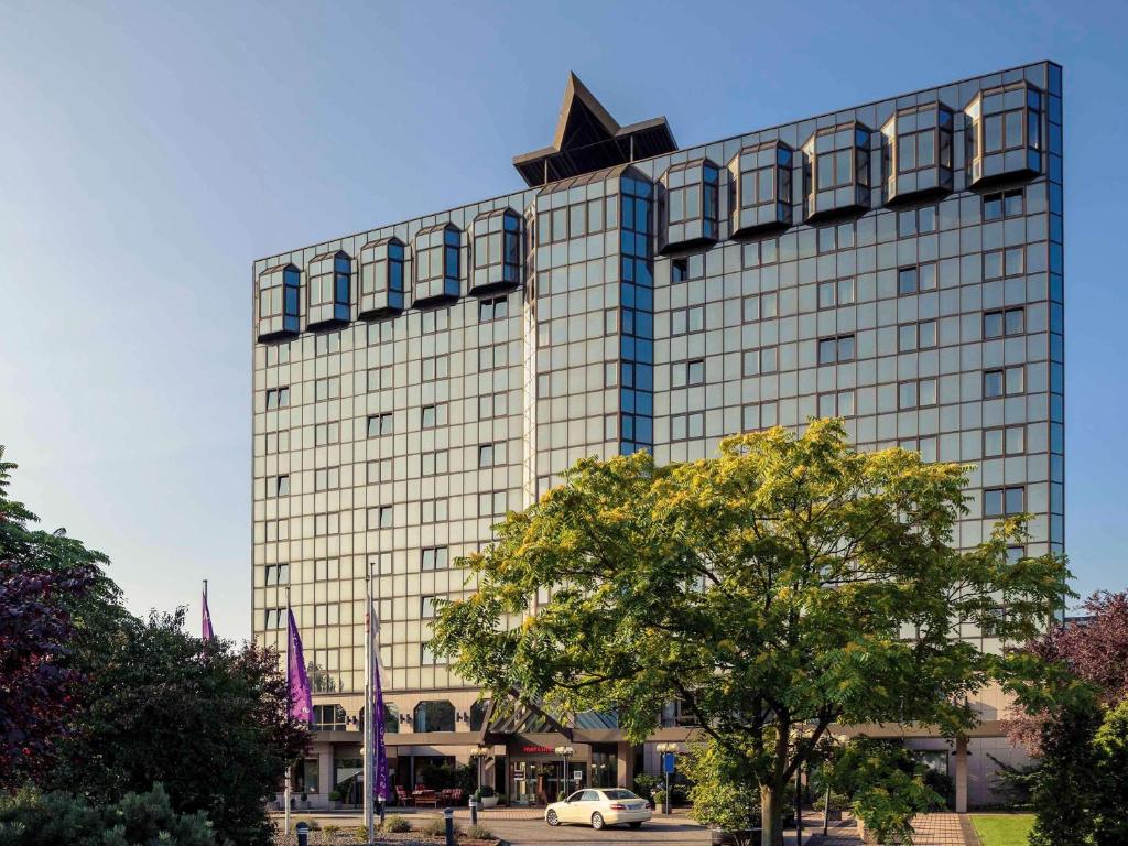 Un grand bâtiment avec une étoile en haut dans l'établissement Mercure Hotel Koblenz, à Coblence