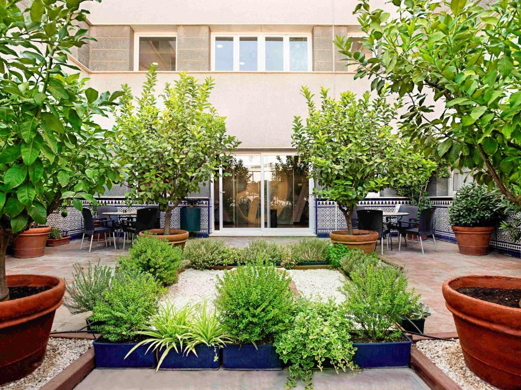 Vonkajšia záhrada v ubytovaní Ibis Granada