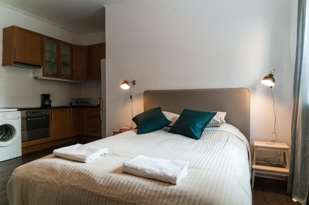 - une chambre avec un lit et 2 serviettes dans l'établissement Cozy Studio, à Uppsala