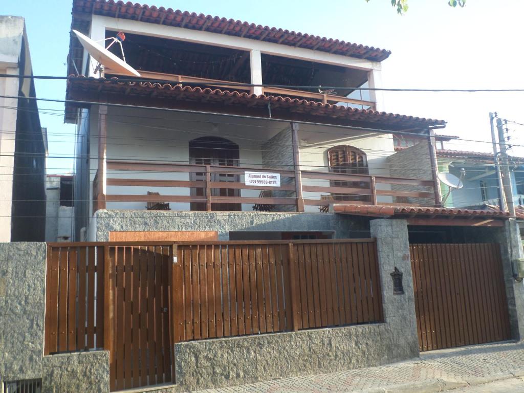 ein Haus mit einem Holztor davor in der Unterkunft Cantinho do Canaã in Arraial do Cabo