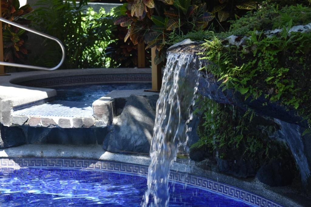 Hotel Roca Negra Del Arenalの敷地内または近くにあるプール