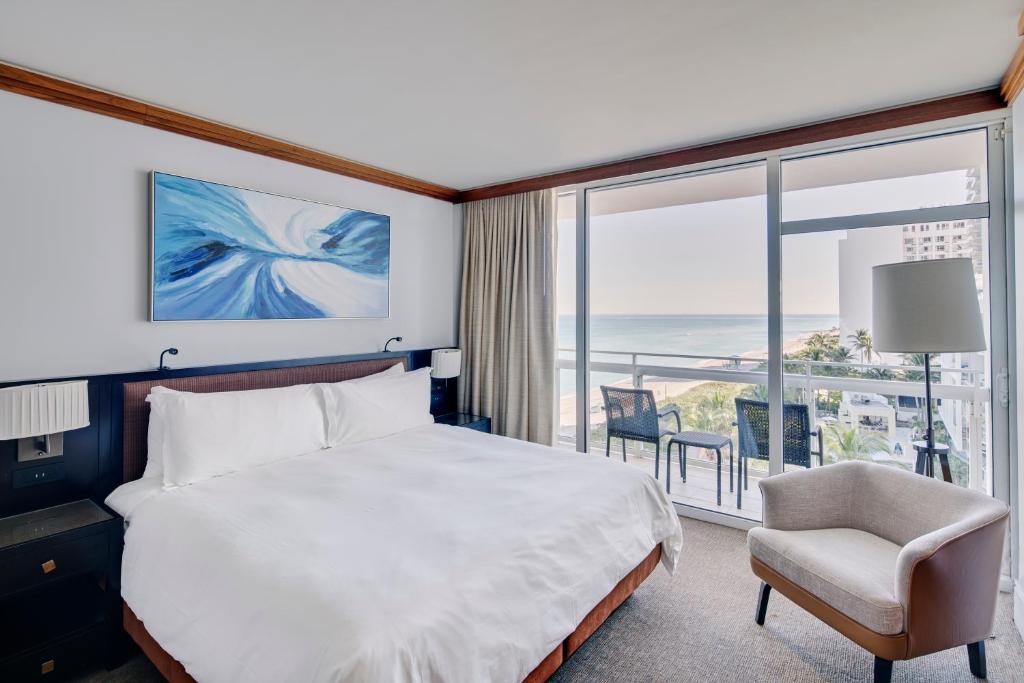 Postel nebo postele na pokoji v ubytování Carillon Miami Wellness Resort