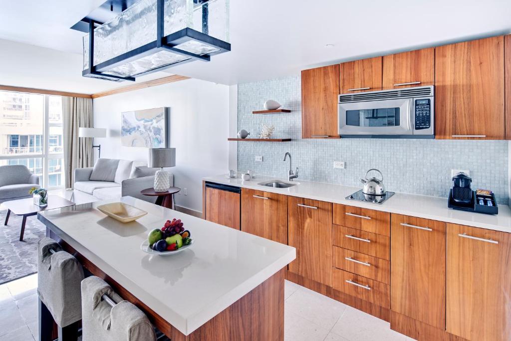 Kuchyň nebo kuchyňský kout v ubytování Carillon Miami Wellness Resort