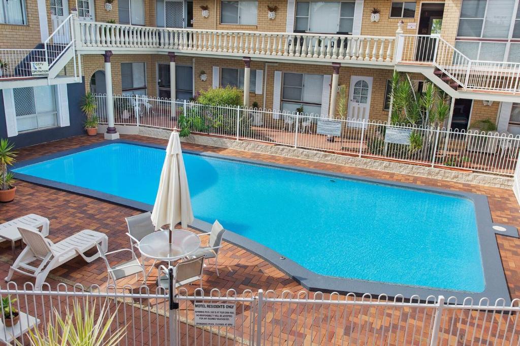 uma imagem de uma piscina num complexo de apartamentos em Clifford Park Motor Inn em Toowoomba