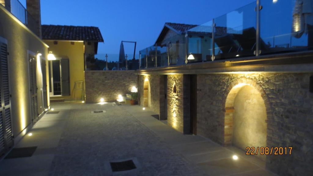 einen Innenhof eines Hauses in der Nacht mit Lichtern in der Unterkunft Casa Visette in Monforte dʼAlba