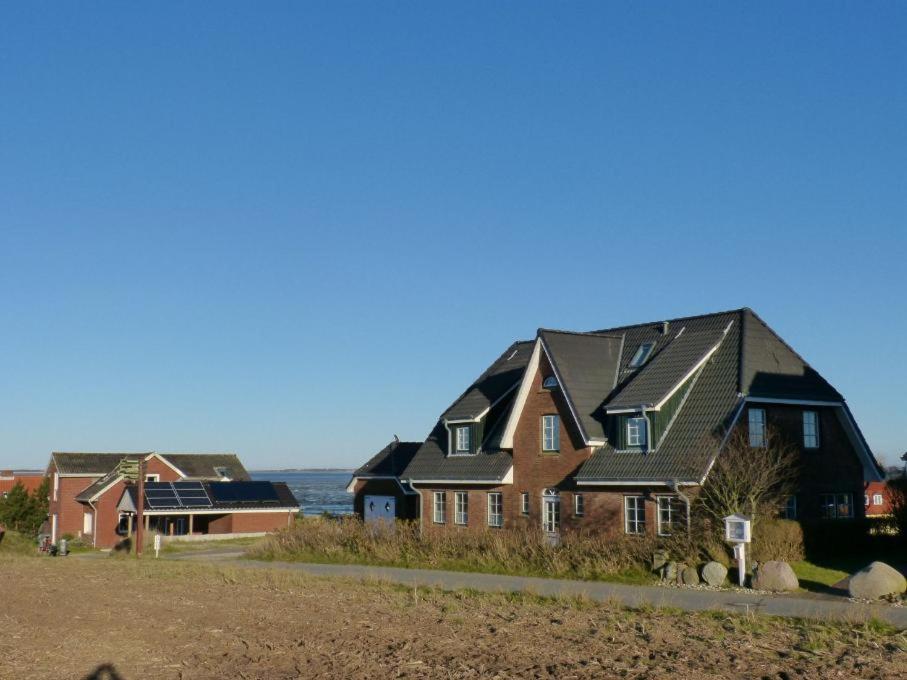 ネーベルにあるHaus Nordlicht Ferienwohnung *Bi a Maln*の海を背景にした海辺の家