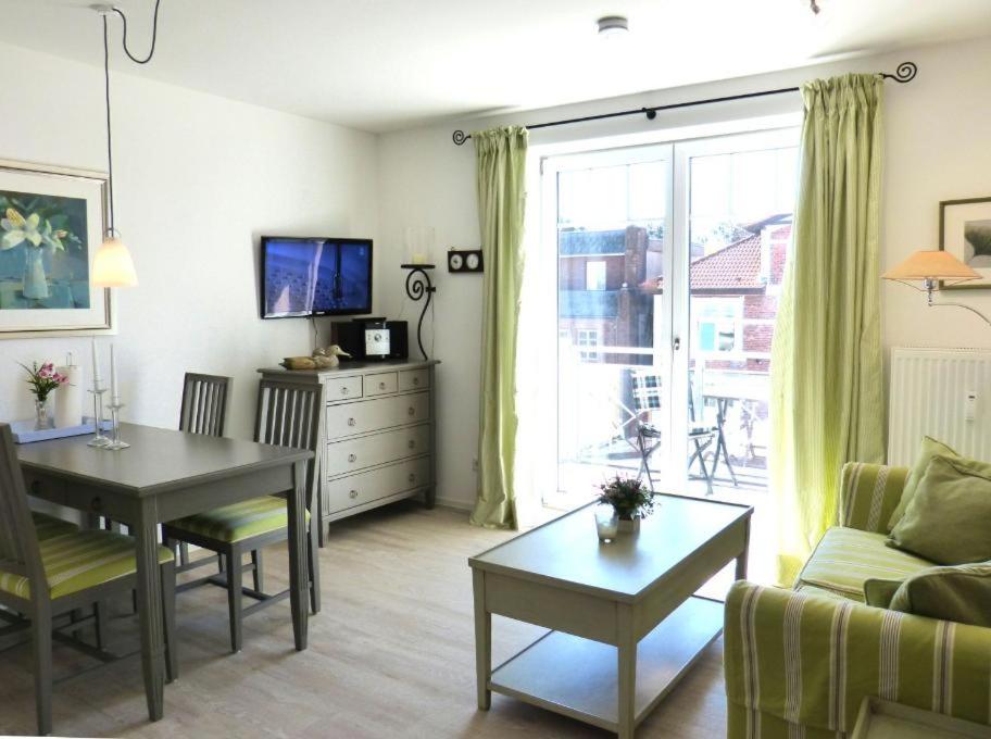 ein Wohnzimmer mit einem Tisch und einem Esszimmer in der Unterkunft Ferienwohnung *SonnenOase* in Wittdün