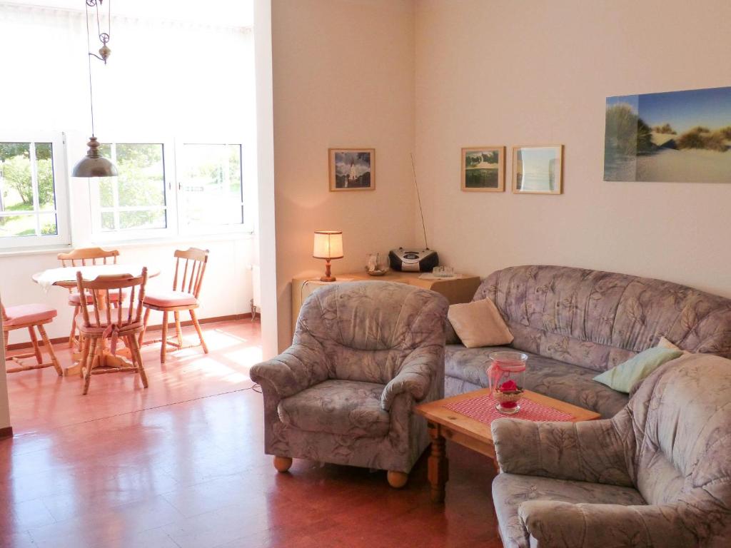 sala de estar con sofá, sillas y mesa en Haus Therese *FeWo 3* en Wittdün