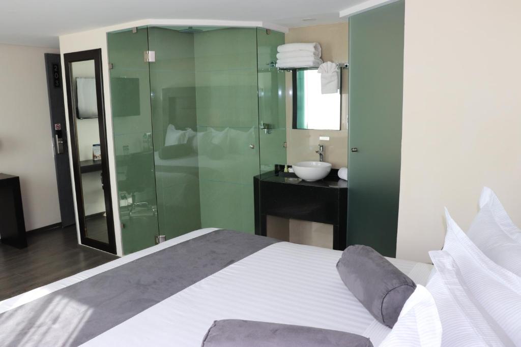 Una cama o camas en una habitación de Best Western Plus Metepec & Suites