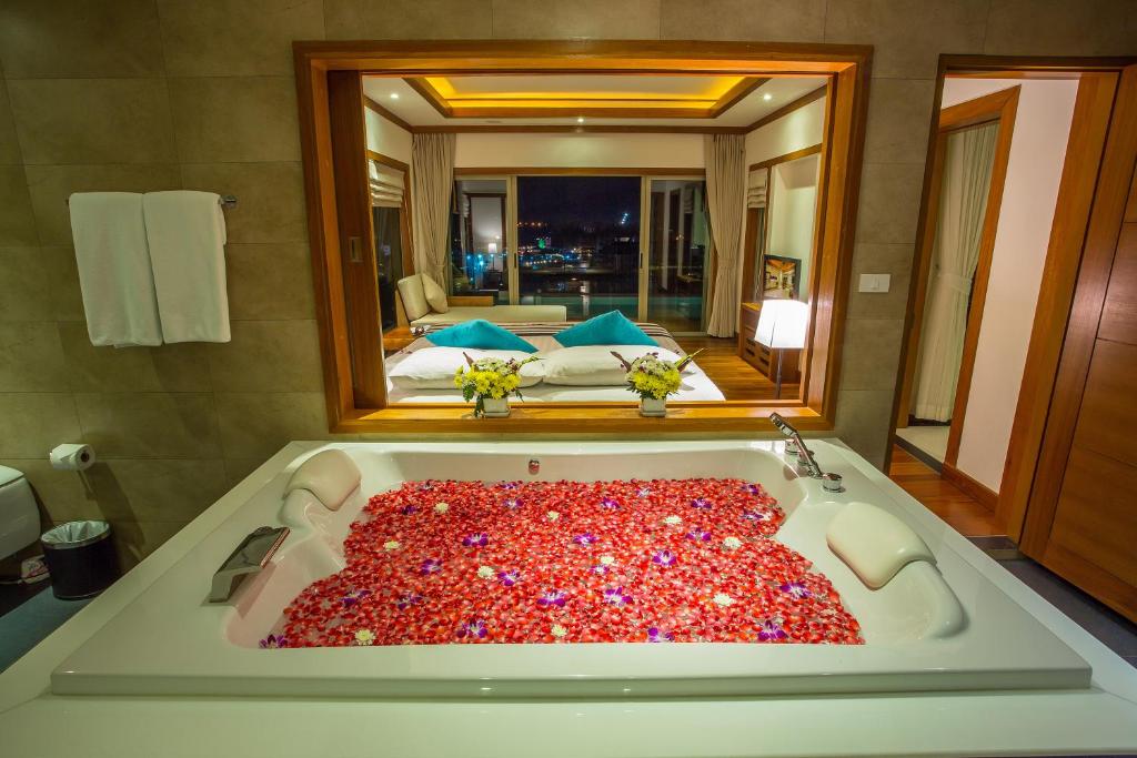 Postel nebo postele na pokoji v ubytování Villa Tantawan Resort - Private Pool Villas