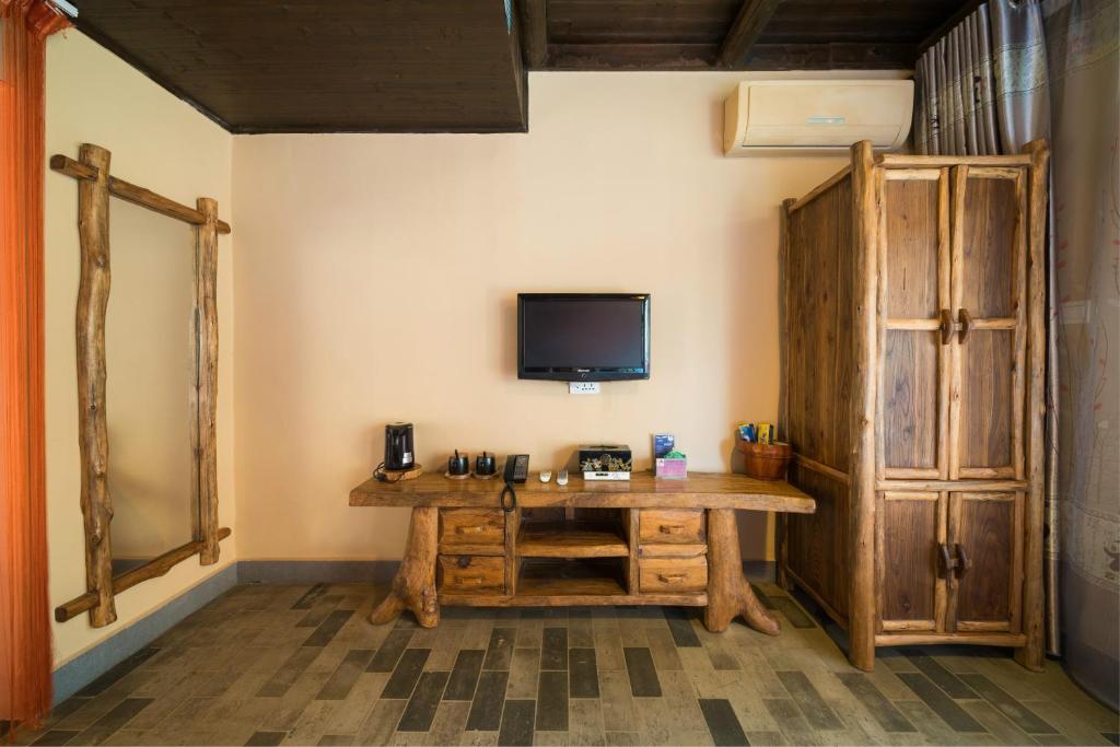 TV a/nebo společenská místnost v ubytování Yangshuo Tea Cozy--one way Free pick up from airport or TS 4 nights