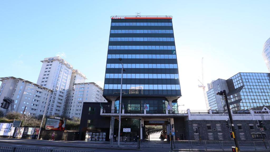 un edificio alto en medio de una ciudad en Citrus Hotel Cardiff by Compass Hospitality, en Cardiff