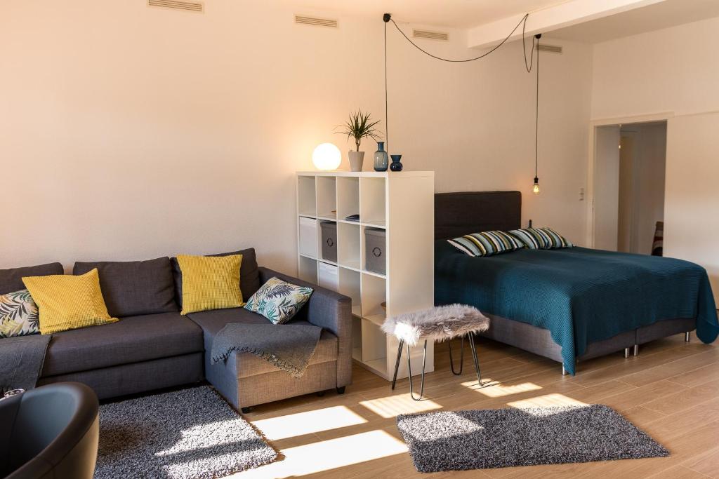 リンブルク・アン・デア・ラーンにあるLoft Apartment Limburgのリビングルーム(ソファ、ベッド付)