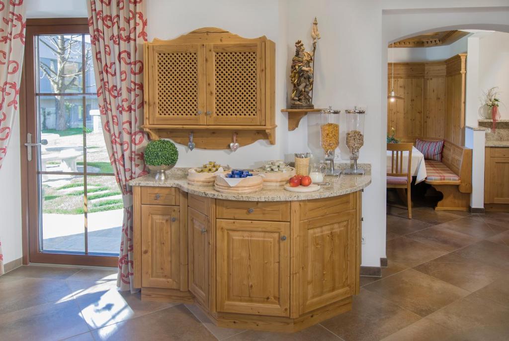 A kitchen or kitchenette at Pension Lärchenbrunn