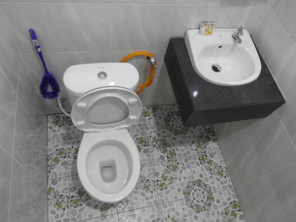 łazienka z toaletą i umywalką w obiekcie Aryan G100 Homestay w mieście Kuala Besut