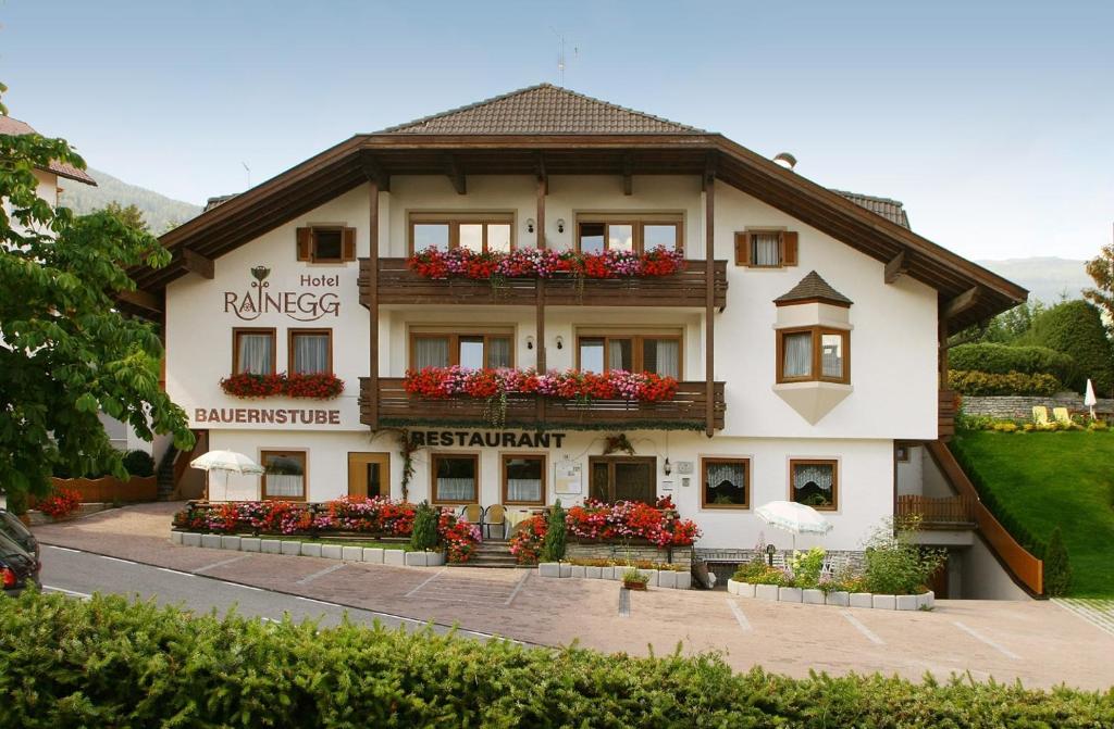 un edificio con flores delante en Hotel Rainegg, en Valdaora