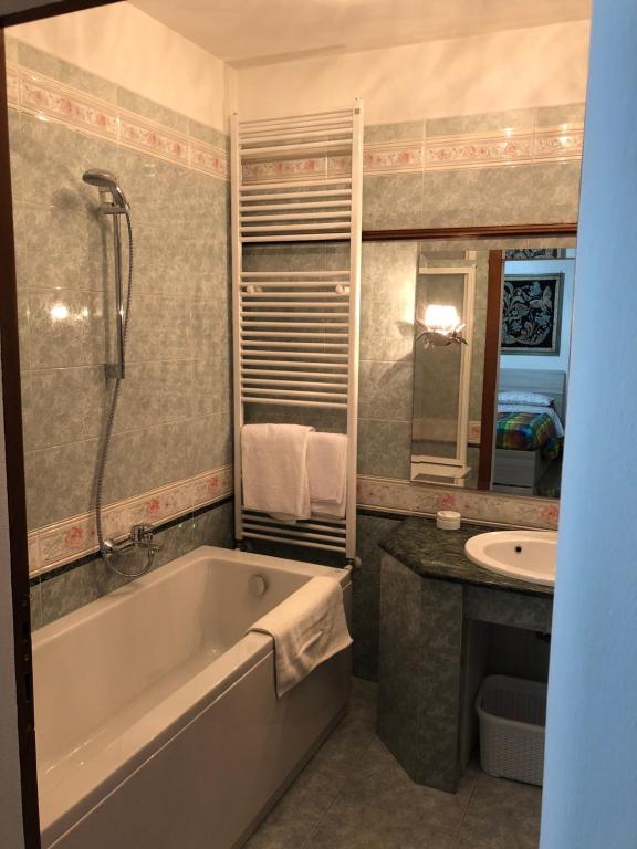 łazienka z wanną i umywalką w obiekcie Mb bed & breakfast w mieście Zola Predosa